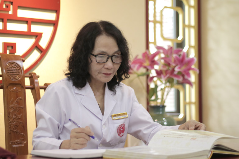 Thầy thuốc Ưu tú, Bác sĩ CKII Lê Phương - Giám đốc Chuyên môn Trung tâm Phụ khoa Đông y Việt Nam