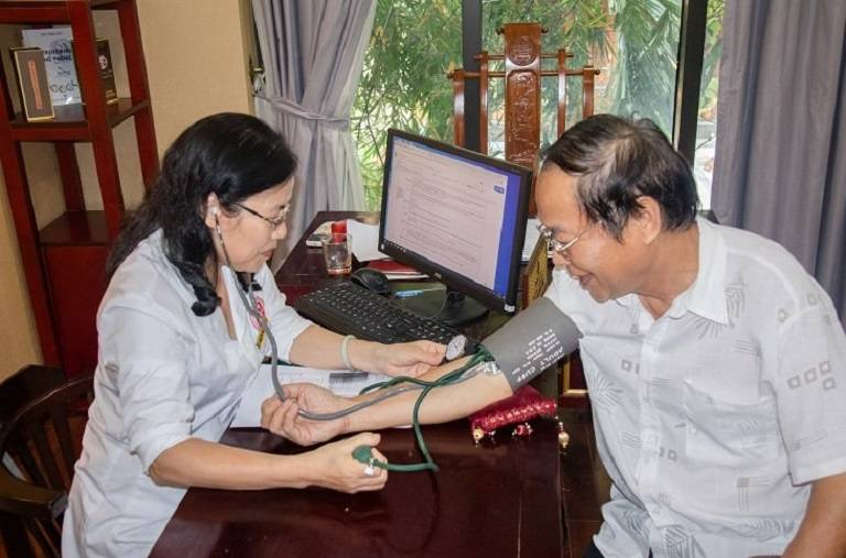 Chú Thành được bác sĩ Vân Anh trực tiếp thăm khám và kê đơn