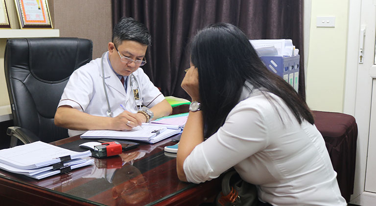 Lương y Đỗ Minh Tuấn đang thăm khám tư vấn cho bệnh nhân.