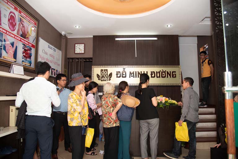 Nhà thuốc Đỗ Minh Đường cơ sở tại Hà Nội từ sáng sớm đã tiếp đón nhiều lượt bệnh nhân tới thăm khám và điều trị.